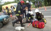 policjanci udzielają pomocy poszkodowanemu w wypadku
