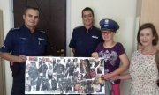 26-letnia Monika wraz z opiekunką z zajęć terapii plastycznych MOPR w Kielcach w Komisariacie II Policji w Kielcach