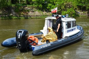 policjanci na łodzi służbowej przewożą uratowanego mężczyznę