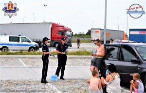 policjanci prowadzący akcję profilaktyczną na MOP-ach przy autostradzie A-1
