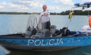 Policjant w łodzi na wodzie