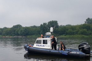 policjanci z komisariatu wodnego na łodzi