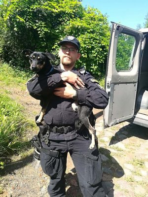policjant z uratowanym psem