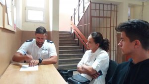 polski policjant pomaga w czynnościach bułgarskiemu funkcjonariuszowi
