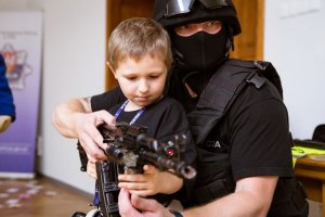 6–letni Adaś w Komendzie Powiatowej Policji w Pile