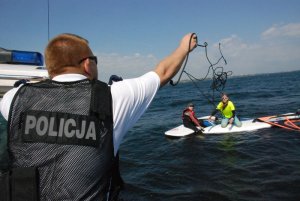 Policyjni &quot;wodniacy&quot; pomogli uprawiającej windsurfing 12-latce