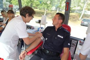 policjanci podczas akcji krwiodawstwa