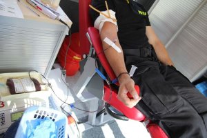 policjant podczas akcji krwiodawstwa