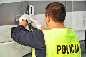 policjant zbiera ślady ze drzwi ciężarówki