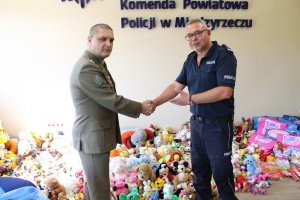 Policjanci oraz pracownicy cywilni z Międzyrzecza zebrali zabawki i artykuły szkolne