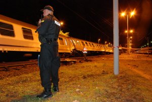 Policjanci pracowali na miejscu katastrofy kolejowej