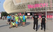 Policjanci i kibice przed Tauron Areną w Krakowie