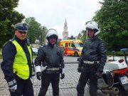 policyjni motocykliści i policjant ruchu drogowego