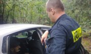 Policjanci odnaleźli zagubionego w lesie staruszka