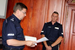 insp. Jacek Cegieła wręcza policjantom podziękowania