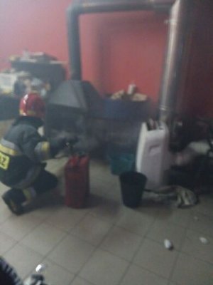 strażak gaszący ogień