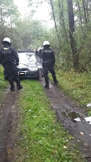 policjanci na dukcie leśnym