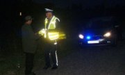 policjant w trakcie nocnej kontroli drogowej