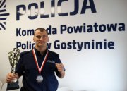 Posterunkowy Krzysztof Osmałek z Komendy Powiatowej Policji w Gostyninie