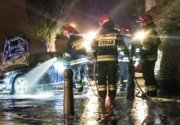 strażacy gaszą płonące auto