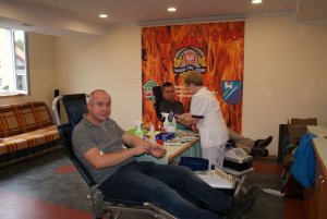 akcja oddawania krwi dla ciężko rannego policjanta z Inowrocławia