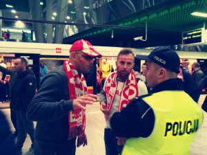 Fotorelacja z zabezpieczenia przejazdu kibiców podczas wczorajszego meczu Polska - Czarnogóra na Stadionie Narodowym w Warszawie