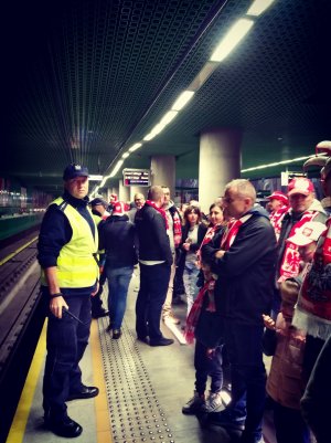 Fotorelacja z zabezpieczenia przejazdu kibiców podczas wczorajszego meczu Polska - Czarnogóra na Stadionie Narodowym w Warszawie