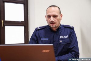 policjant przed komputerem