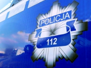 policyjna odznaka z napisem Policja i nr 112