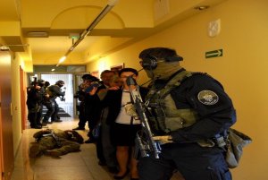 Atak terrorystyczny w Urzędzie Marszałkowskim – ćwiczenia wrocławskich policjantów i służb ratunkowych