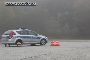 Policjanci ruchu drogowego doskonalą technikę jazdy innych funkcjonariuszy