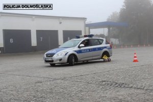 Policjanci ruchu drogowego doskonalą technikę jazdy innych funkcjonariuszy