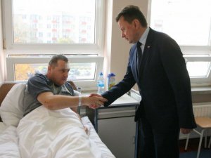 Minister Spraw Wewnętrznych i Administracji i Komendant Główny Policji odwiedzili w szpitalu rannego policjanta