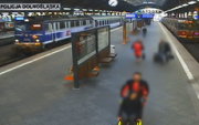 Zemdlała w pociągu – pomocy udzielił jej policjant jadący do pracy
