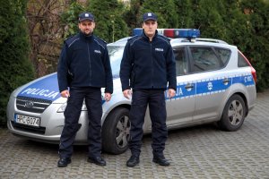 Policjanci ze Szwederowa uratowali mężczyznę. Pomagał im również świadek zdarzenia