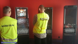policjanci i zabezpieczone automaty do gier hazardowych