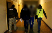 Mężczyzna zatrzymany do podpalenia biura poselskiego w Sycowie prowadzony przez policjantów