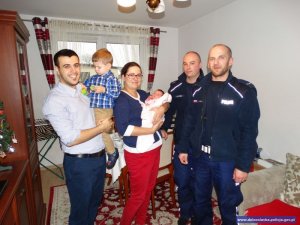 Policjanci spotkali się z rodzicami nowo narodzonej Jasminki