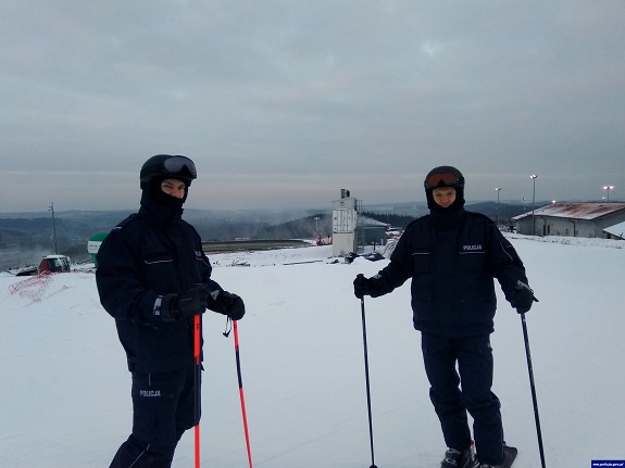 na stoku narciarskim stoją dwaj policjanci na nartach