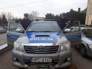 Policjanci przy radiowozie