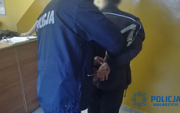 policjant kuje w kajdanki zatrzymanego