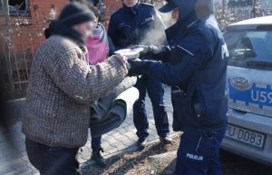 policjanci rozdają zupę bezdomnym