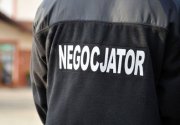 policjant w bluzie z napisem: negocjator