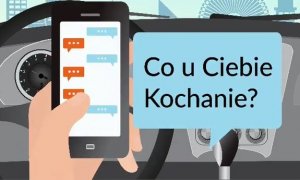 Kadr z filmu. Kierowca trzyma w ręku smartfon, obok w chmurce napis &amp;quot;Co u Ciebie Kochanie?&amp;quot;