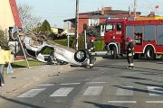 wypadek drogowy - samochód po dachowaniu