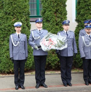 oddali cześć policjantom zamordowanym w Kalininie, składając kwiaty pod tablicą upamiętniającą ich śmierć