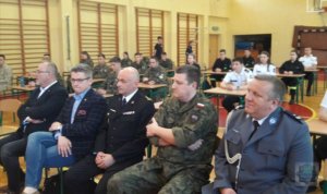 Policjanci i zaproszeni goście podczas IV Turniej Klas Mundurowych województwa opolskiego.