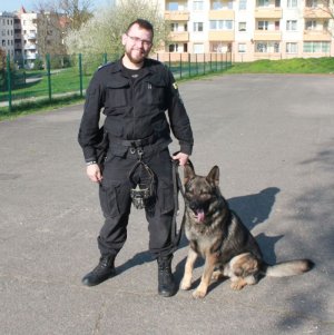 st. sierż. Piotr Szczepanowski z psem Karzeł