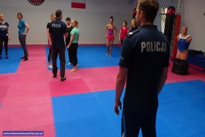Wrocławski policjant - instruktor sztuk walki poprowadził zajęcia z samoobrony dla kobiet