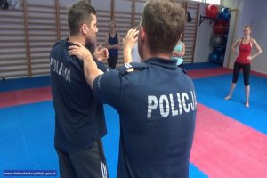 Wrocławski policjant - instruktor sztuk walki poprowadził zajęcia z samoobrony dla kobiet